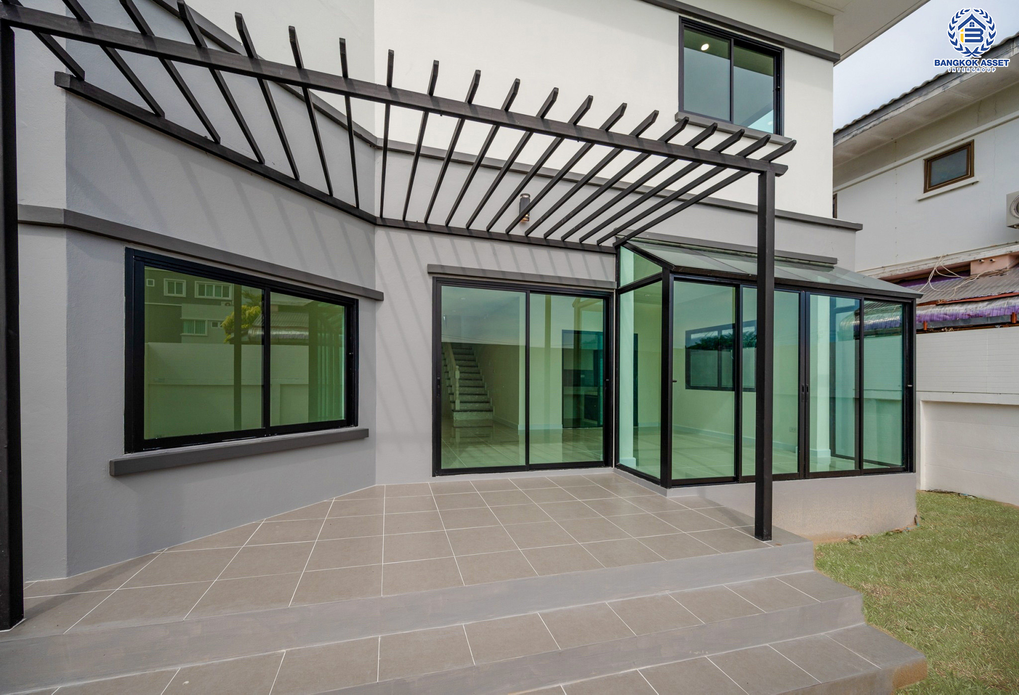 บ้านมือสองตกแต่งใหม่ โครงการ ปฐวีกาญจน์ ประชาชื่น-แจ้งวัฒนะ ทำเลโซนเมือง ดีไซน์สุด Classic ใกล้เซ็นทรัลแจ้งวัฒนะ สนามบินดอนเมือง เดินทางสู่ใจกลางเมืองได้อย่างรวดเร็วด้วย ทางด่วน"ศรีสมาน" และรถไฟฟ้าสายสีชมพู "สถานีเมืองทองธานี" บนเนื้อที่ 61.6 ตร.ว. ฟังก์ชัน 3 ห้องนอน 4 ห้องน้ำ 1 ห้องแม่บ้านพร้อมห้องน้ำ จอดรถได้ 2 คัน